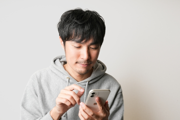 スマホを使う男性