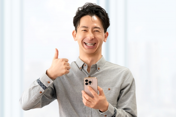 OKサインを出す男性